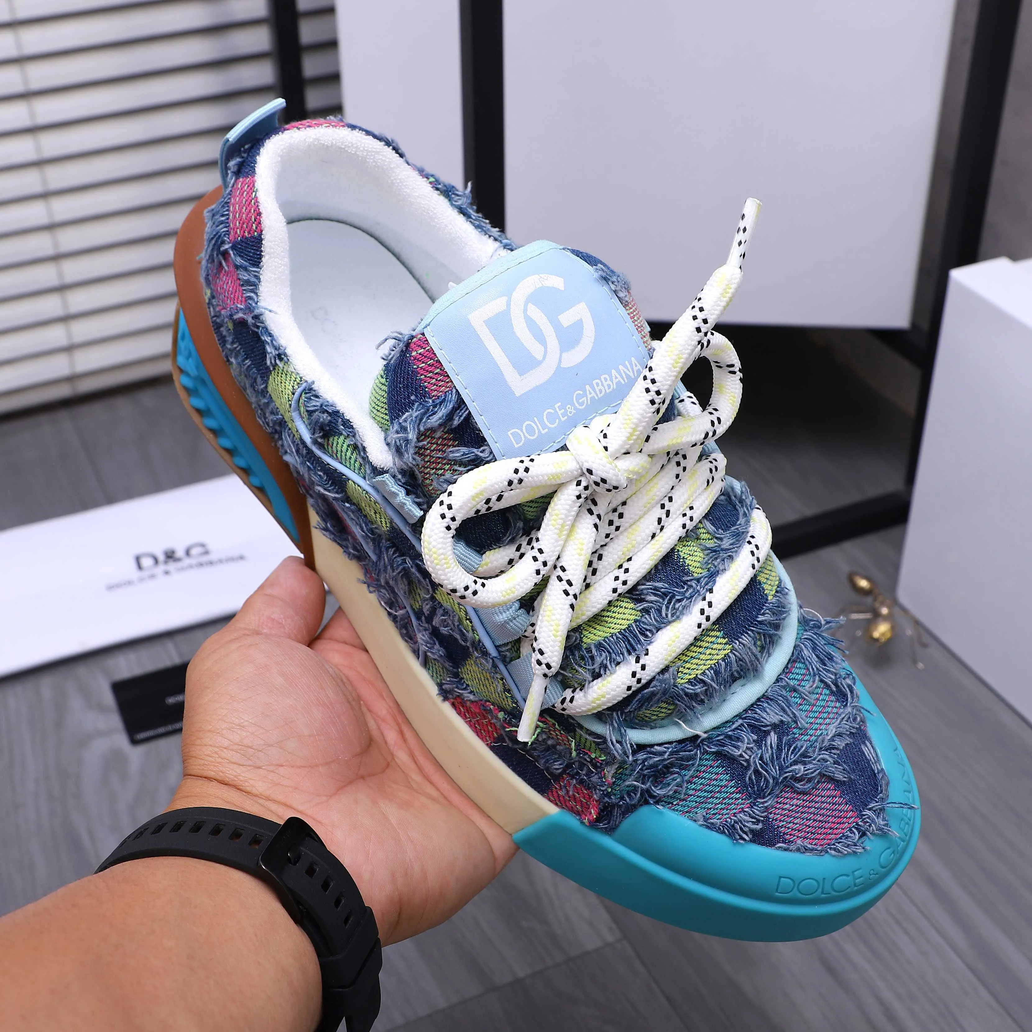 Men's shoes 💰500 Product trademark: DG (Dolce & Gabbana) Couple casual shoes Regular size: 35-46 Product materials: Selected denim stitching upper, short velvet lining, cowhide insole, original outsole